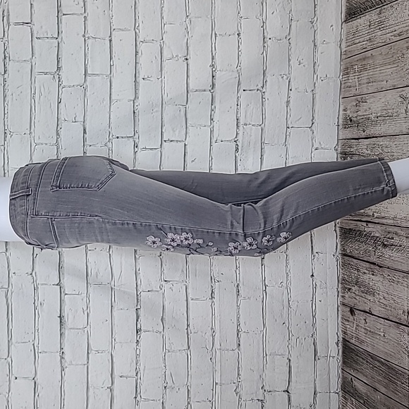 Artisan NY Embroidered Flower High-Rise Skinny Crop Ankle Jeans in Gray & Pink - Picture 5 of 17